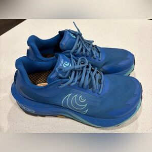 Women’s 8 Topo Trail Shoes